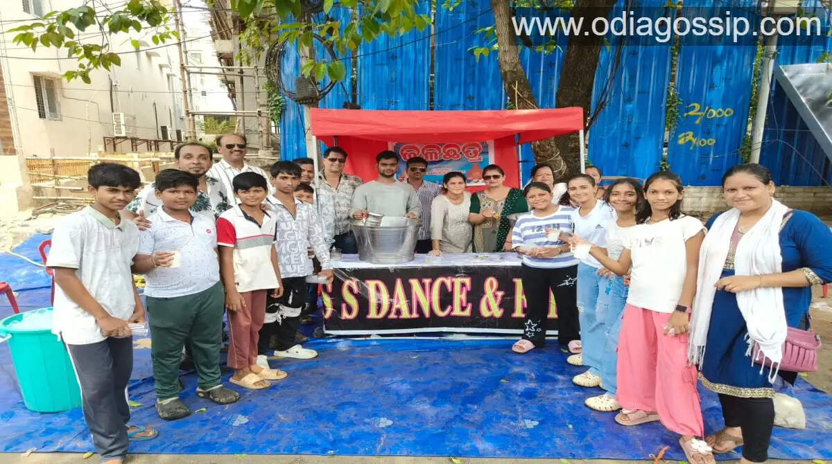 SS Dance and Fitness Center provided yogurt water to people in the heavy rain and heat